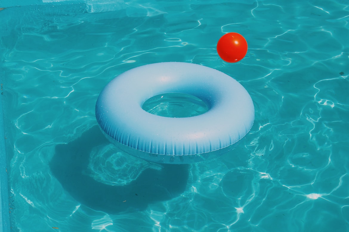 une bouée gonflable et balle rouge dans une piscine
